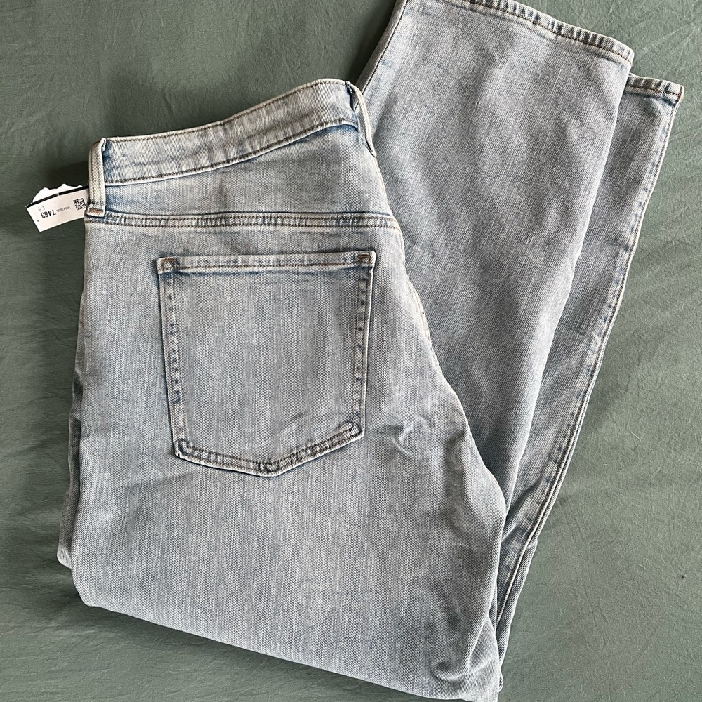 Old Navy Women's Light Wash Straight Jeans